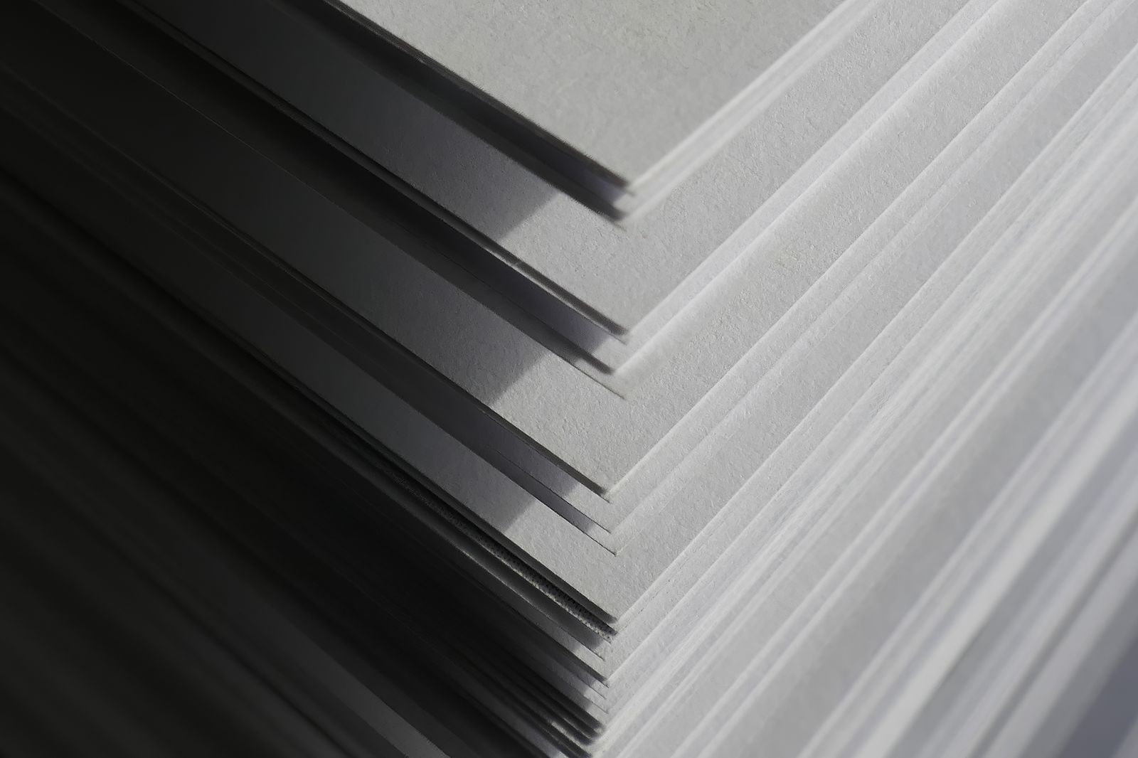 Gros plan sur une pile de feuilles blanches empilées avec soin.