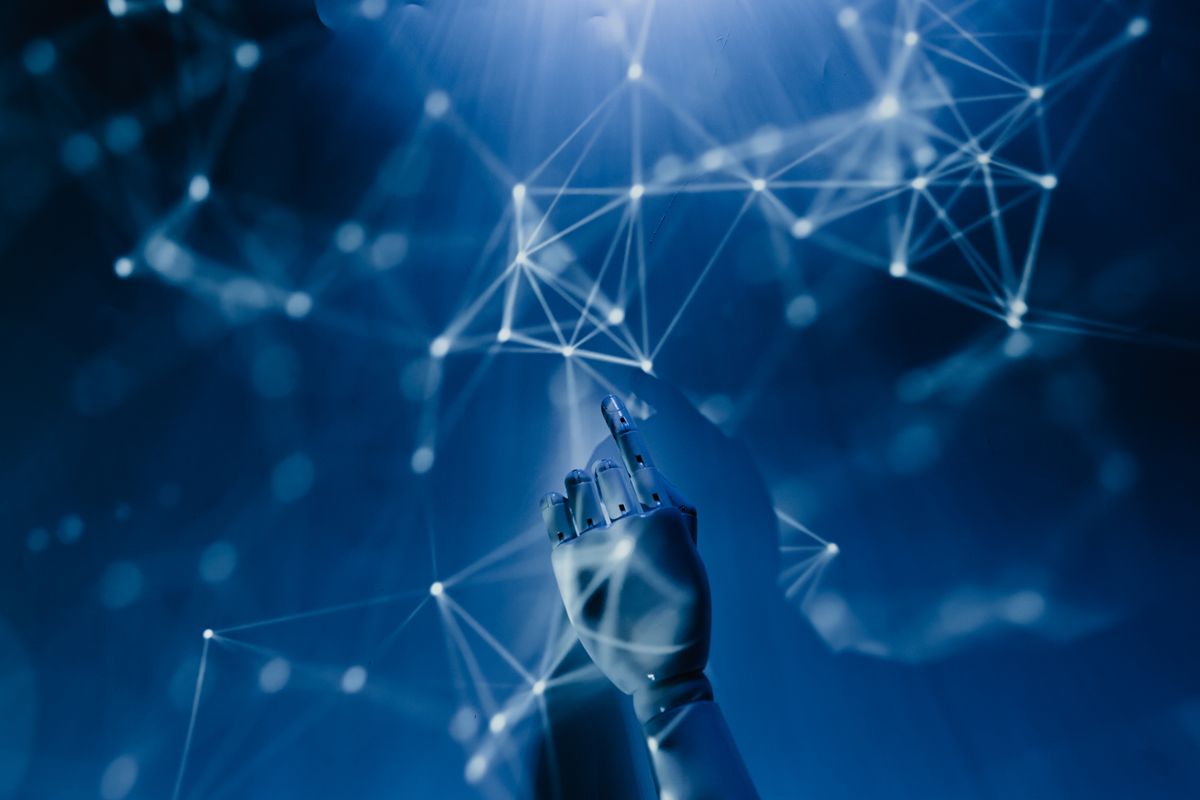 Main robotique connectée à un réseau de données, symbole d'agent IA autonome