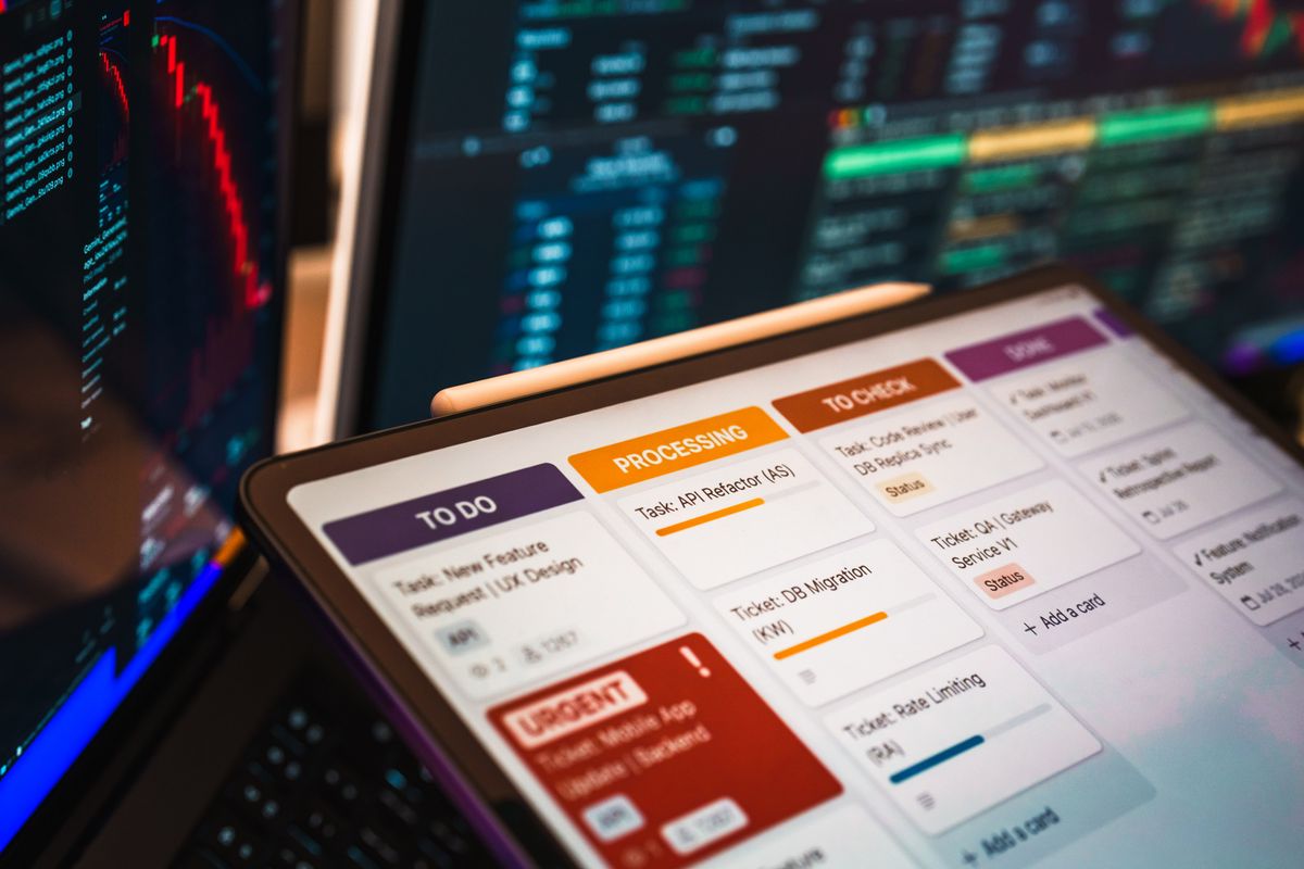 Tableau de tâches (kanban) sur tablette, illustrant un flux de travail automatisé