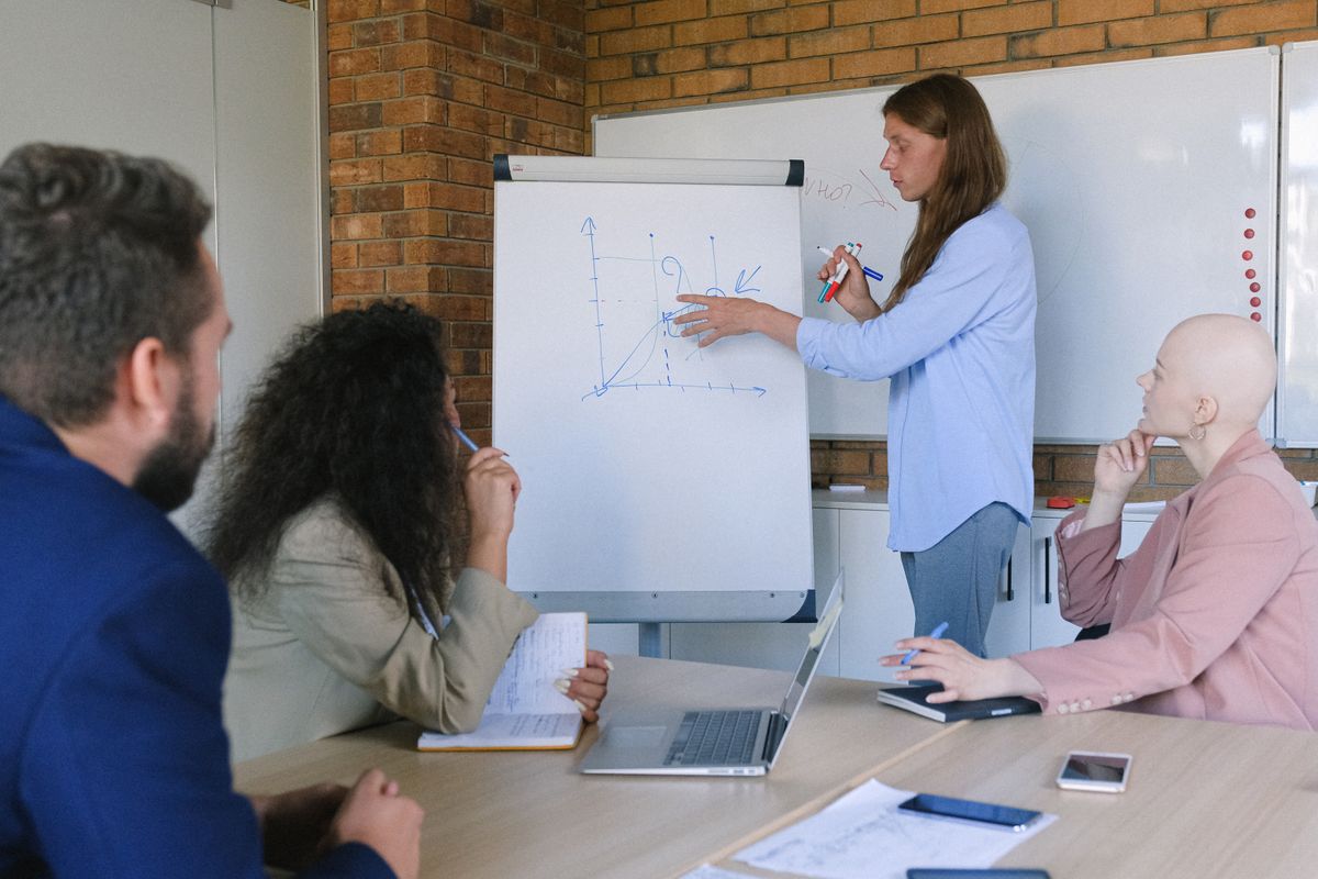 Atelier de formation en équipe autour d'un tableau explicatif