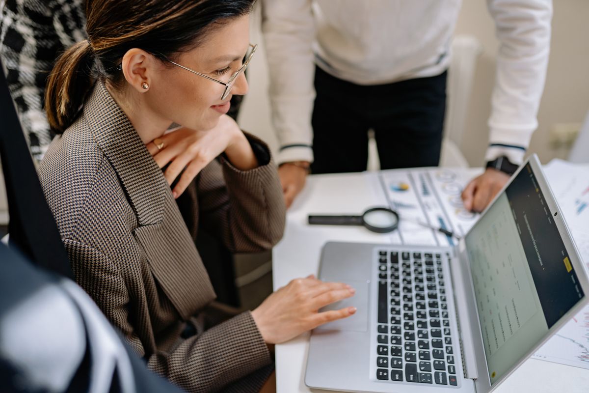 Personne utilisant un assistant conversationnel sur ordinateur portable